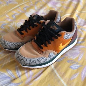 Mens Nike Air Safari sneakers in 9.5 great condition.